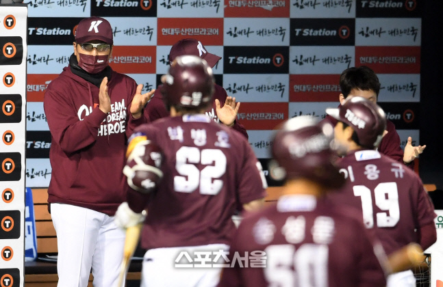 [포토]박병호와 이용규에게 박수를 보내는 홍원기 감독