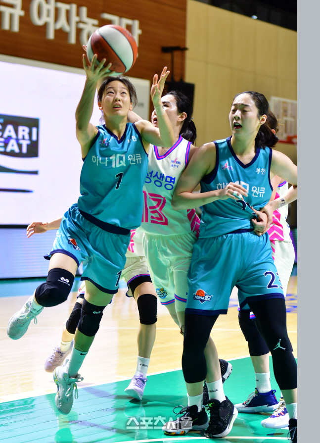 김단비 따돌리는 신지현'오늘은 이긴다!' [포토]