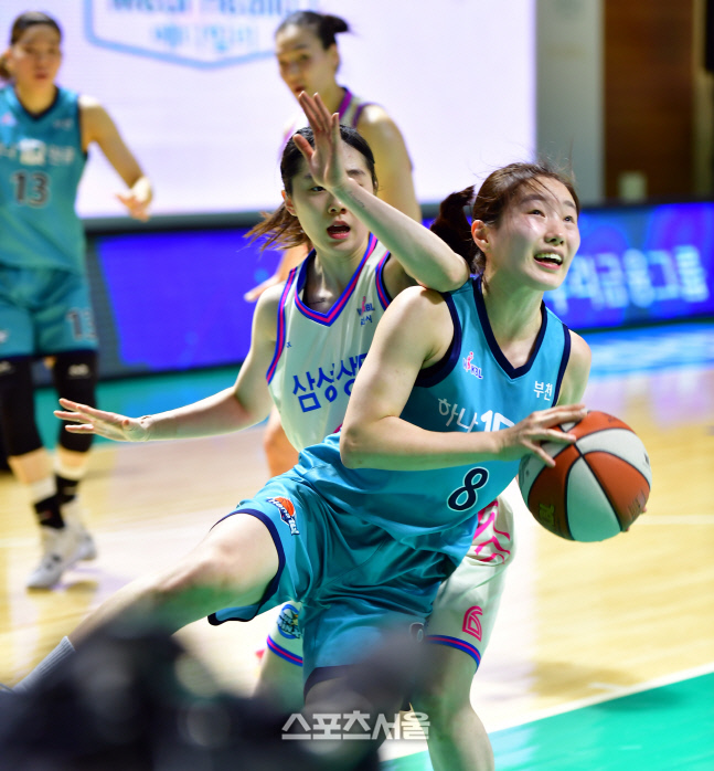 '불안한 자세에서도' 하나 김지영 [포토]