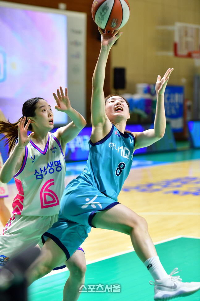 '불안한 자세에서도' 하나 김지영 [포토]