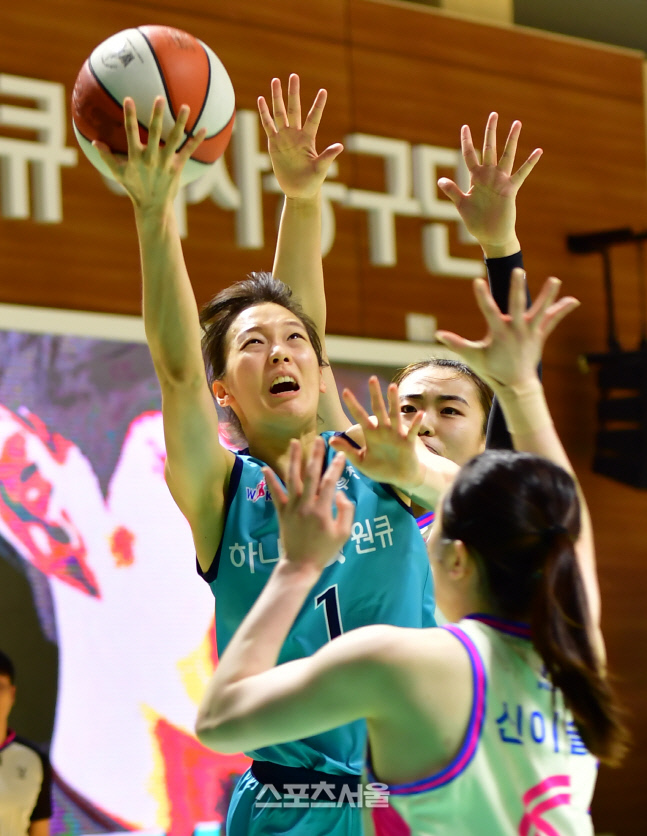 점프슛 시도하는 신지현[포토]