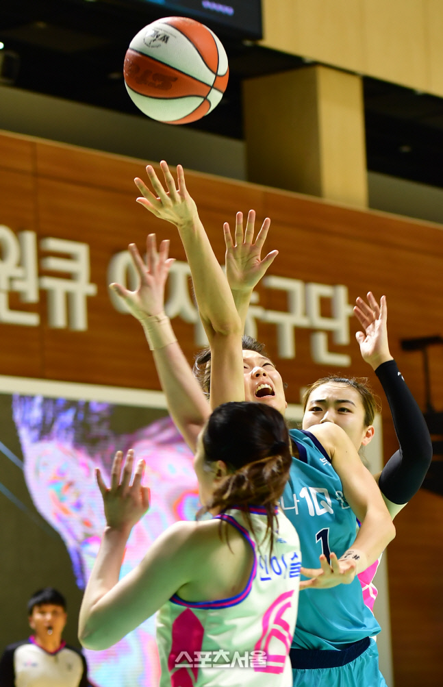 점프슛 시도하는 신지현[포토]