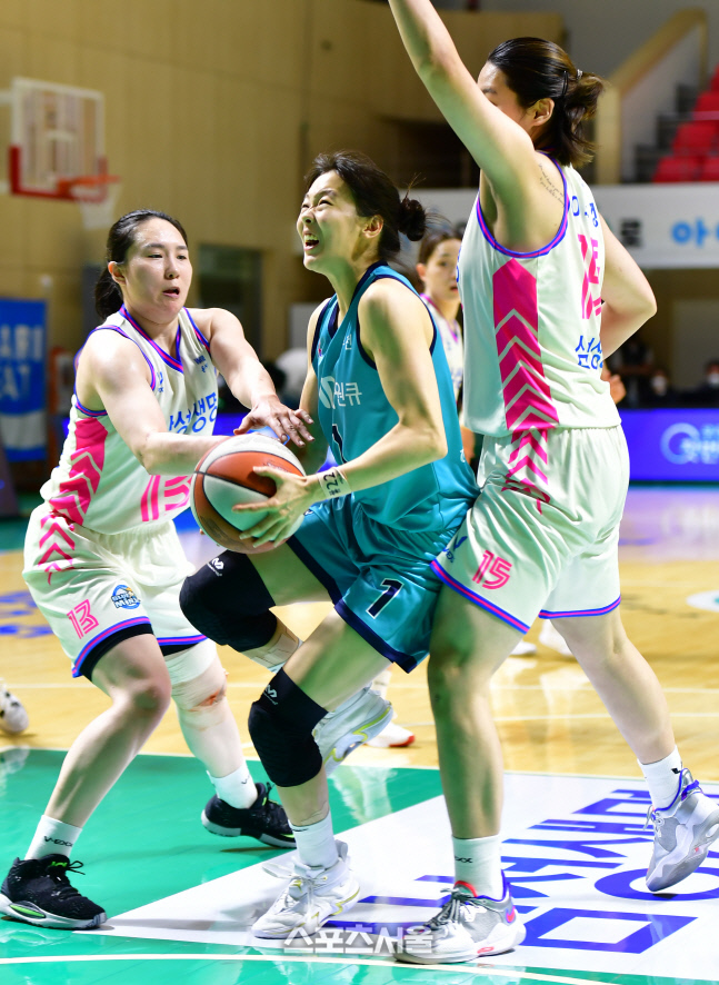 '손치워!' 레이업슛 신지현[포토]