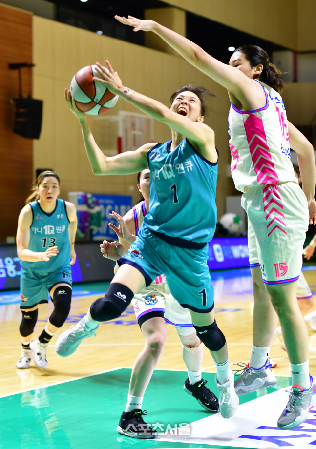 이수정 따돌리며 레이업슛 신지현[포토]