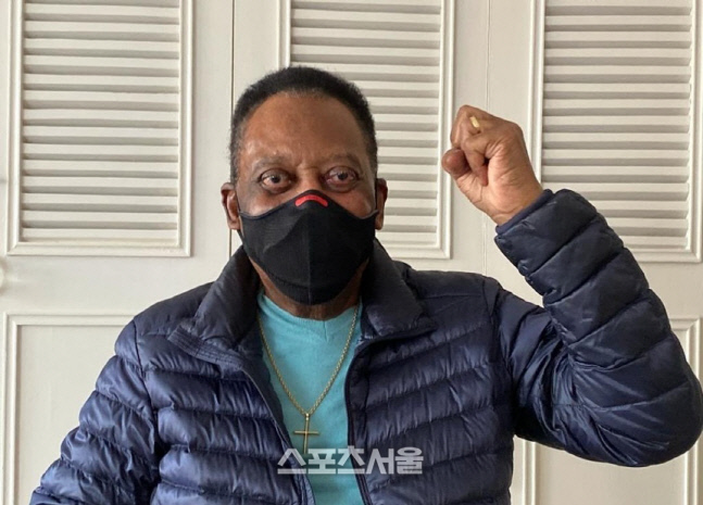 펠레 결장 종양 위해 입원