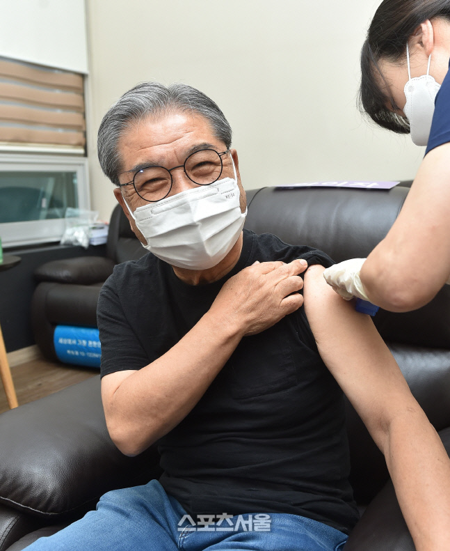 3차 접종 마친 이재정 교육감 "12세 이상 자녀 백신접종 당부"