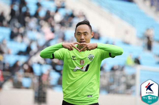 '대구전 칩슛' 전북 문선민, 11월 지 모먼트 어워즈 수상