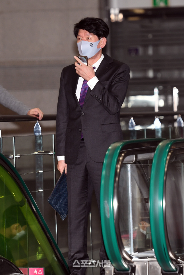 [포토]골든글러브 시상식 입장하는 KT 이강철 감독