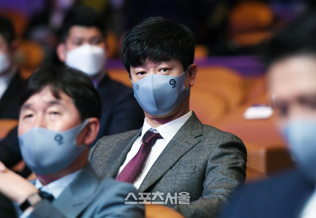 [포토]골든글러브 시상식 기다리는 김종국 감독