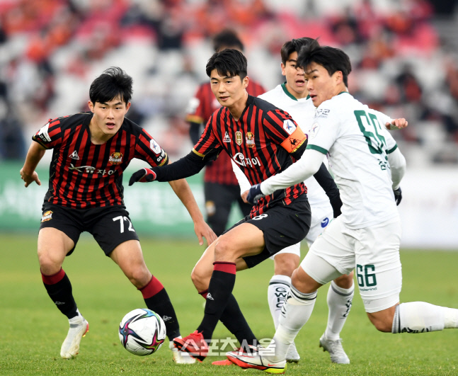 [포토] 기성용 \'날카로운 패스\'