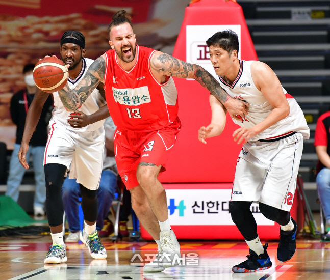 \'파울! 라둘리차[포토]