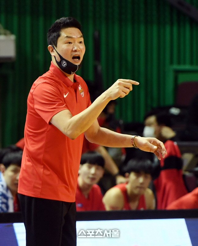 [포토]작전지시하는전희철감독