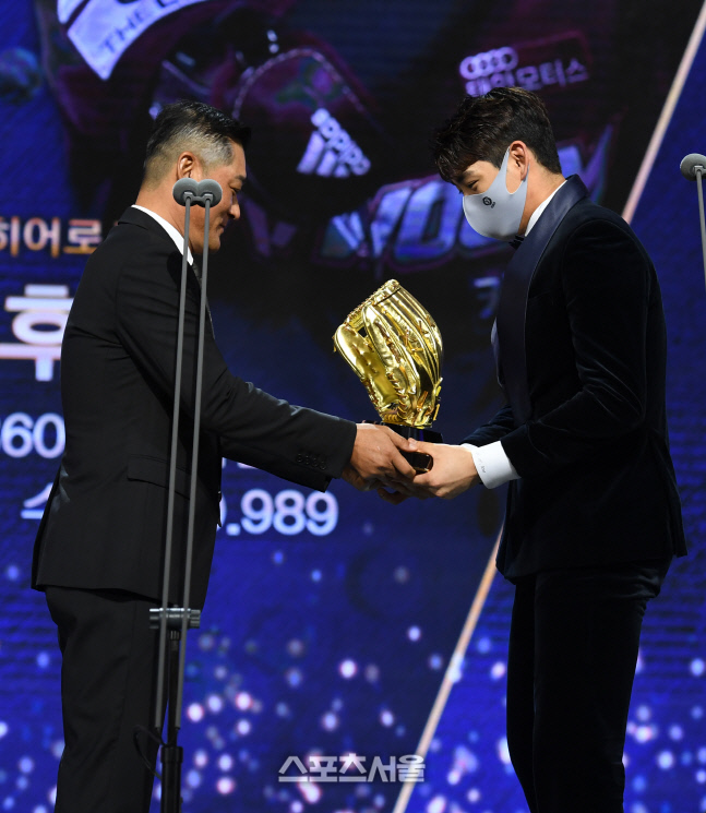 [포토]이종범 코치, 아들 이정후에게 골든글러브를 직접...