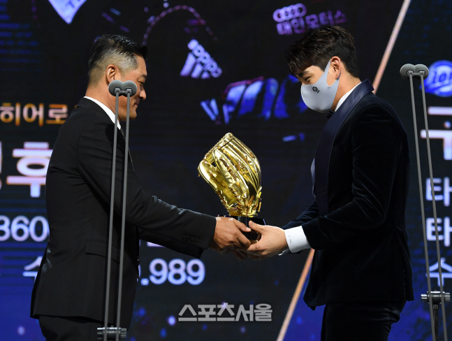 [포토]아들 이정후에게 골든글러브 전달하는 이종범 코치