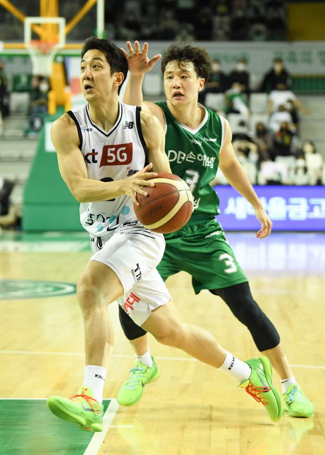 시즌 첫 형제대결, 동생 허훈 KT 7연승 이끌며 판정승