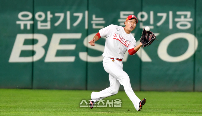 \'안전하게\' SSG 좌익수 고종욱[포토]