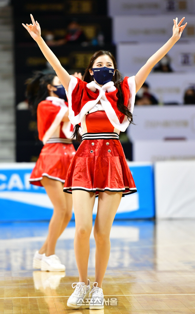 산타로 변신한 치어리더[포토]