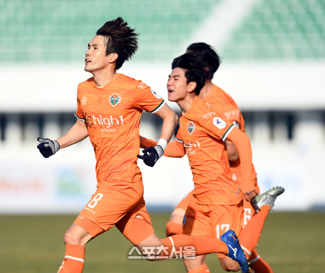 [포토] 3-1 잔류 스코어 만드는 강원 한국영