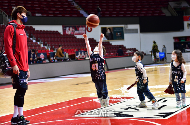 '아빠처럼 될거야' 슈팅하는 오세근 아들[포토]