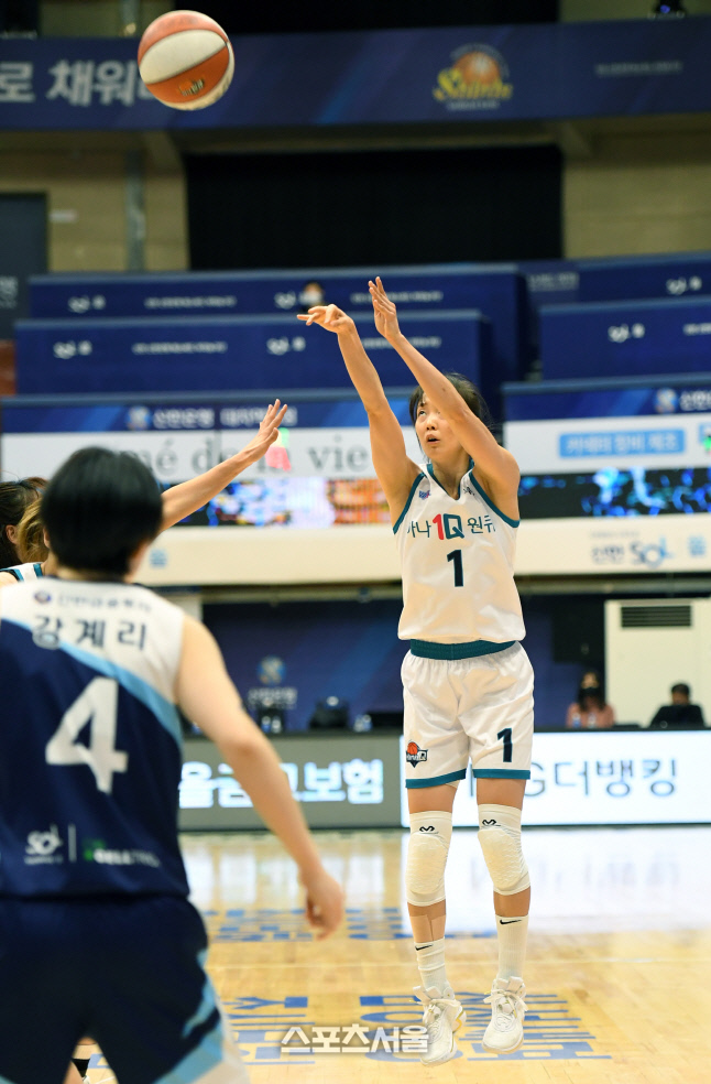 [포토]하나원큐 신지현의 3점슛