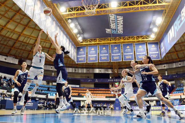 [포토]힘차게 날아오른 하나원큐 신지현