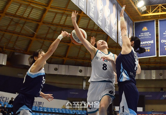 [포토]김지영의 슛 막아내는 김단비