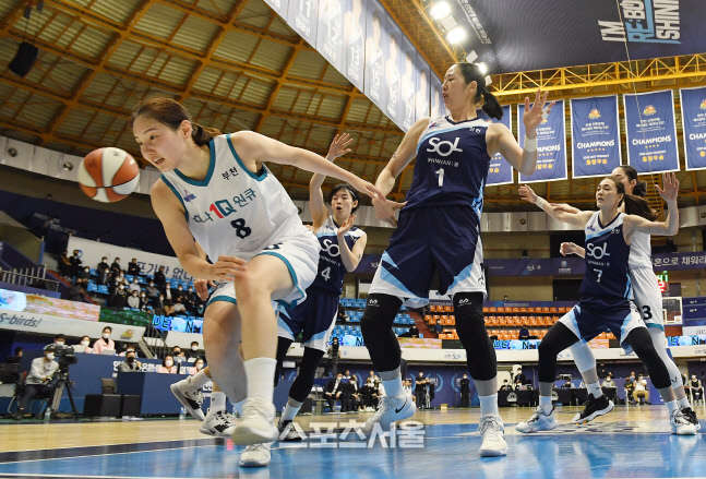 [포토]볼 놓치는 하나원큐 김지영