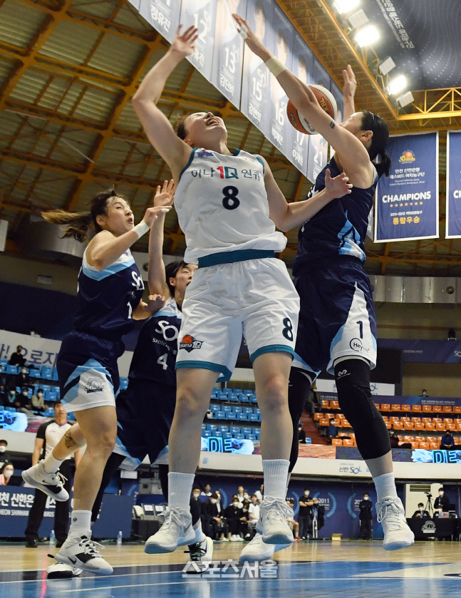 [포토]하나원큐 김지영, 신한은행의 수비에...