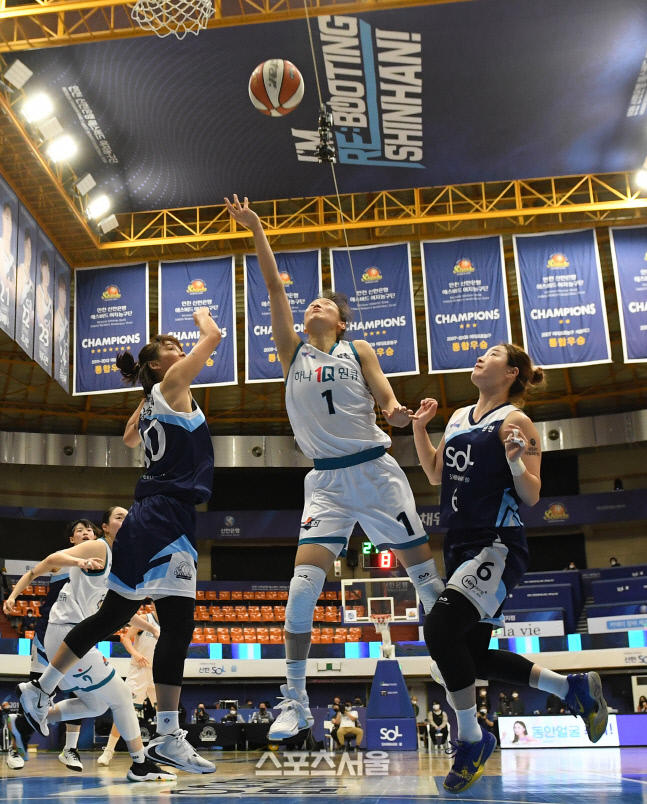 [포토]하나원큐의 공격을 이끄는 신지현