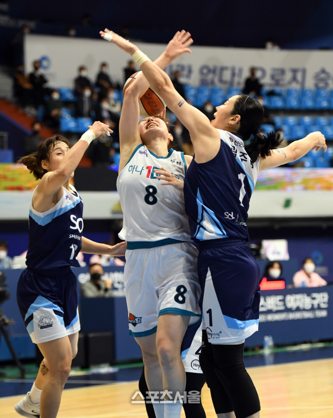 [포토]김단비에게 막힌 김지영의 슛(신한은행-하나원큐)