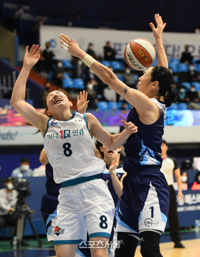 [포토]슛하려다 공 놓치는 김지영