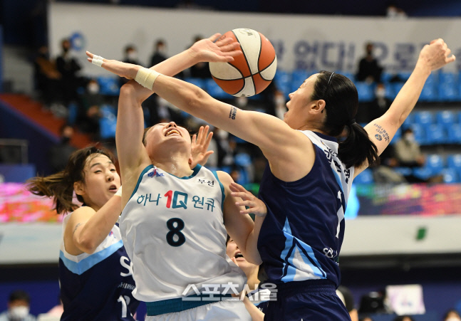 [포토]하나원큐 김지영, 신한은행의 타이트한 수비에...
