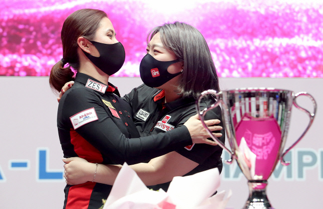 김예은과 포옹하는 윤경남