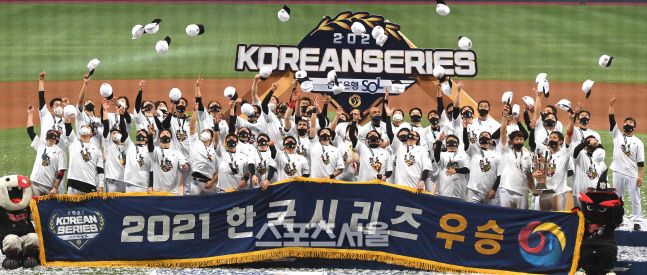 [포토] KT 위즈 \'한국시리즈 우승 마법\'