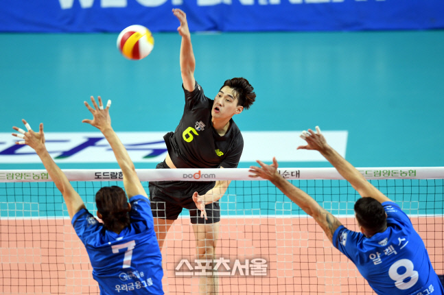 [포토] 김선호 '블로킹 피해 스파이크'