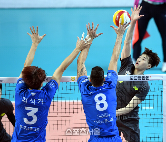 [포토] 김선호 '블로킹에 걸리겠는데'