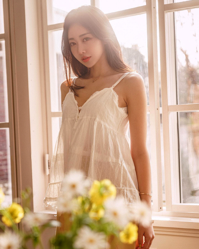 로드걸 신해리, 시스루 이브닝 가운으로 '넘사벽'의 고혹미를 팬들에게 선사해