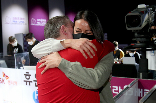 쿠드롱 우승 후 부인 아말 나자리와 포옹