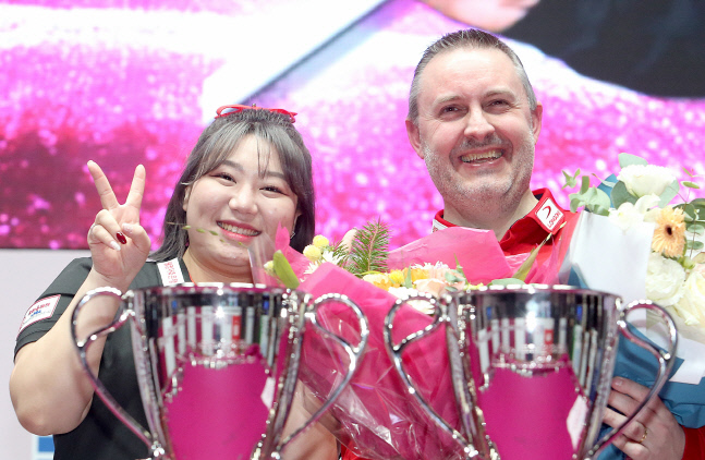 LPBA 우승자 김예은과 기념 촬영하는 쿠드롱