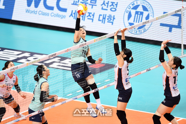 [포토]GS칼텍스 유서현, 블로커 따돌리고...