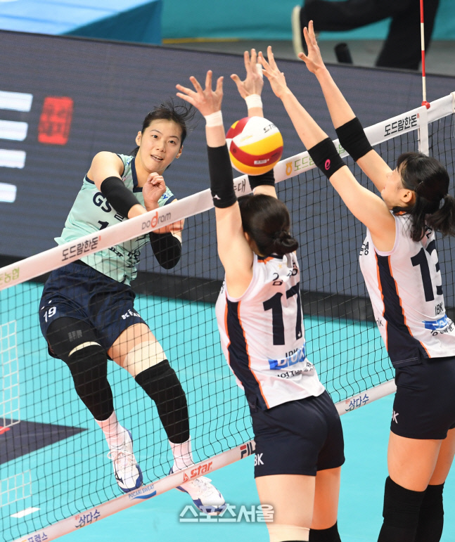 [포토]오픈 공격하는 GS칼텍스 유서연