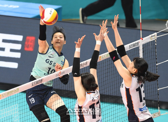 [포토]GS칼텍스 유소연, 대각으로!