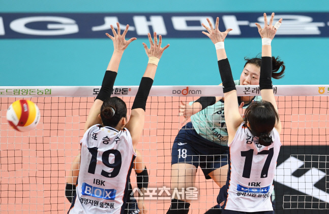 [포토]GS칼텍스 권민지, 빈틈을 노려라!