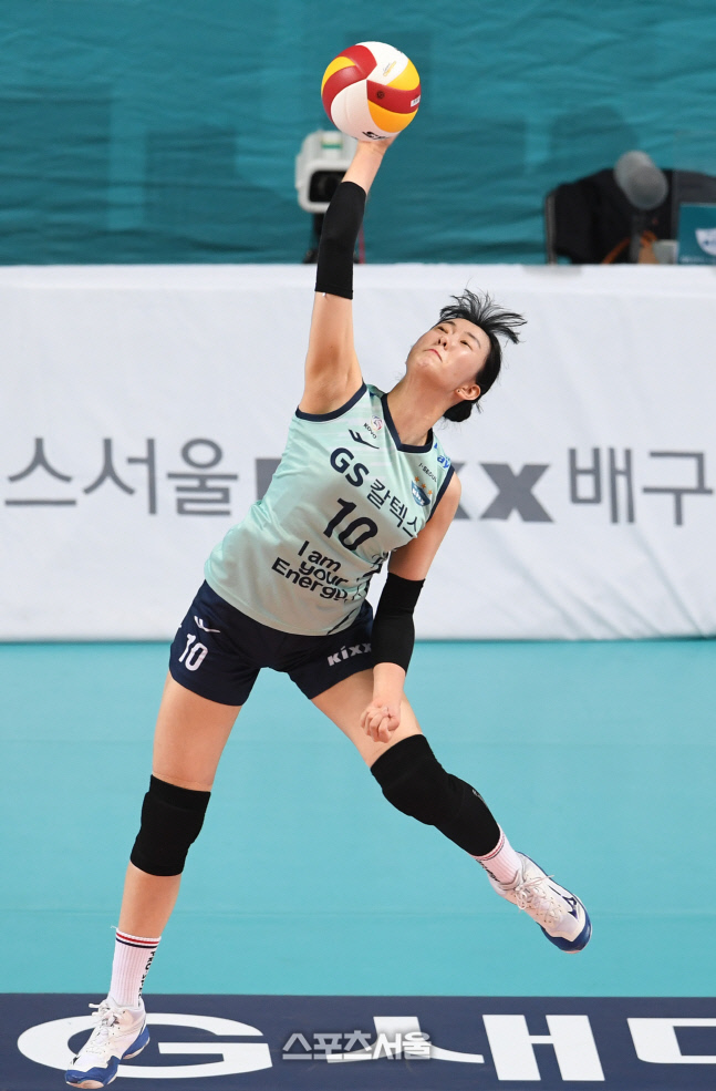 [포토]GS칼텍스 강소휘의 스파이크 서브
