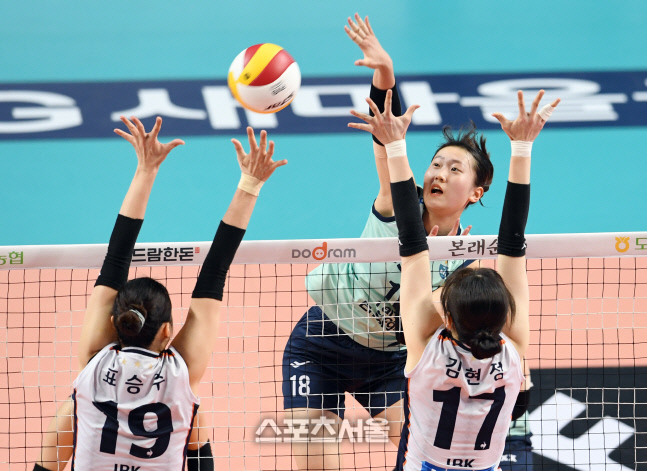 [포토]GS칼텍스 권민지의 중앙 공격