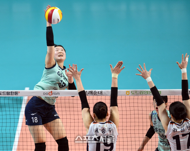 [포토]GS칼텍스 권민지, 높은 타점으로...