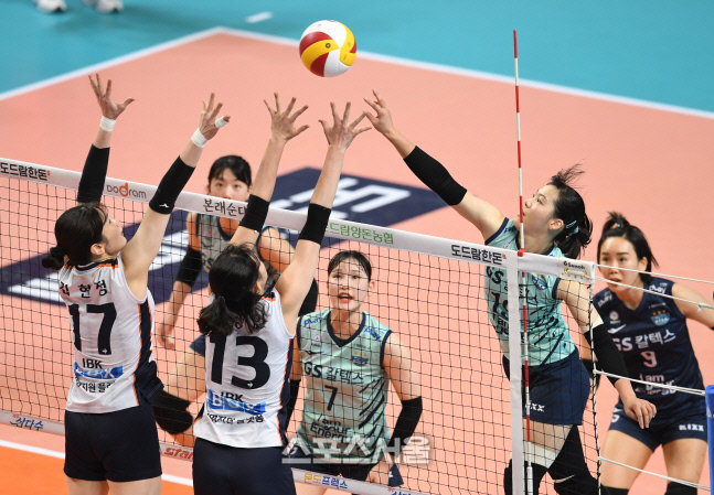 [포토]GS칼텍스 유서연, 공이 너무 붙었어...