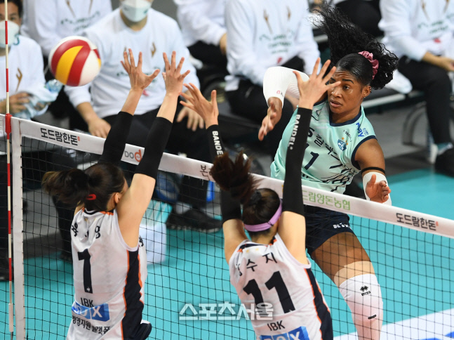 [포토]IBK기업은행의 블로킹을 뚫는 GS칼텍스 모마