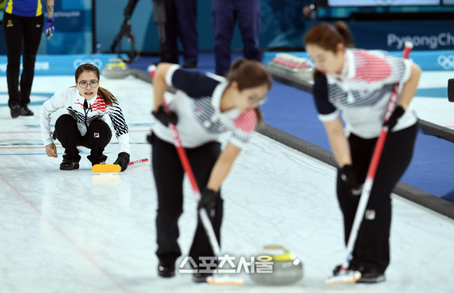 여자 컬링 국대 '팀 킴' 에스토니아 꺾고 올림픽 자격대회 선두