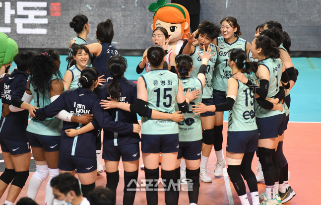 [포토]3-0 완승의 기쁨을 나누느 GS칼텍스